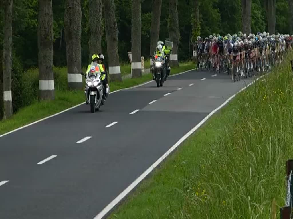 Am 02.06.2012 fuhr das Peloton bei der Luxemburgrundfahrt zgig eine kleine Steigung hinauf.