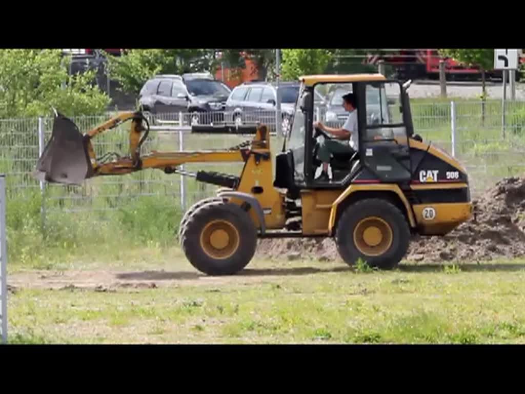 CAT 908 Radlader belädt in  Windeseile  ein DAF 45.850. - 02.06.2014