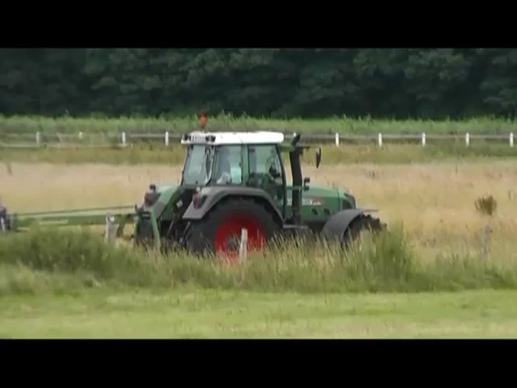 Ein Krone Kreiselschwader Swadro und eine Rundballenpresse von Wengler erstellen in  Zusammenarbeit Heuballen. - 11.07.2012