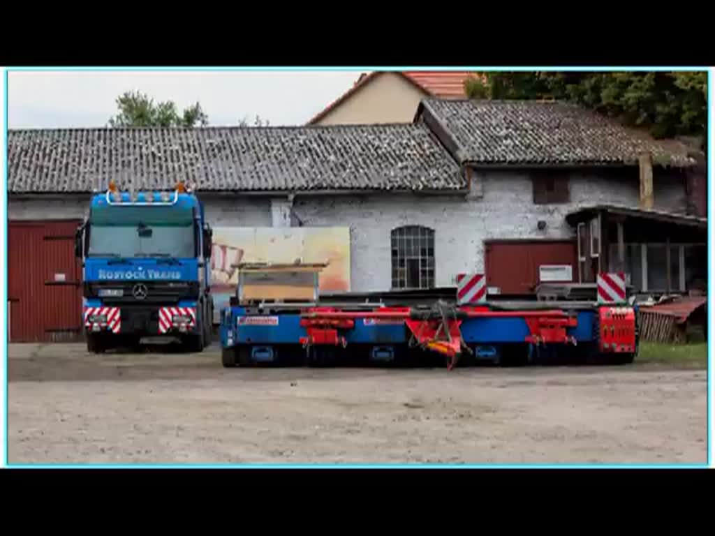 MB ACTROS Schwertransport mit dem Nachbau einer Kogge. Bereits am Freitag wurde der Scheuerle Trailer für den cca. 20 km langen Transport zum Ueckermünder Industriehafen aufgebaut. Am Samstag kam ein Liebherr-Mobilkran LTM 1500 zum Einsatz, der die 90 Tonnen schwere Kogge auf den Trailer setzte. Dann war es am Sonntag soweit, der Konvio setzte sich in Bewegung. - Aufnahmen vom 29.08.2014 bis 02.09.2014.