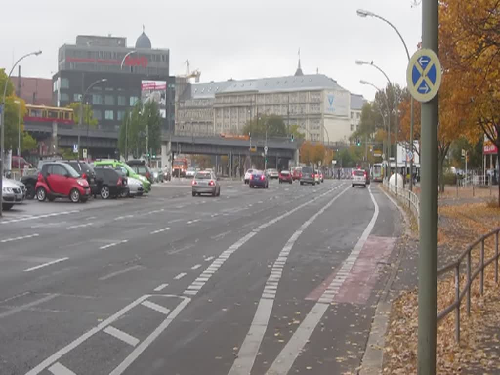 Radwege und Rechtsabbieger, Holzmarktstrae Berlin: Obwohl ein Groteil der tdlich verunglckten Radfahrer unter abbiegenden Lkw gelandet ist - trotz Radweg und grner Ampel - sind Versuche wie in diesem Video, die speziellen Radwegrisiken zu verringern, eher selten. Hier gibt es nun keine toten Winkel mehr, dafr aber einen vielleicht unklaren Vorrang und hohe Geschwindigkeitsunterschiede. Man muss wohl abwarten, was diese Speziallsung bringt, die geradeausfahrende Radfahrer sinnvollerweise LINKS von den RECHTSabbiegern einsortiert. 22.10.2012