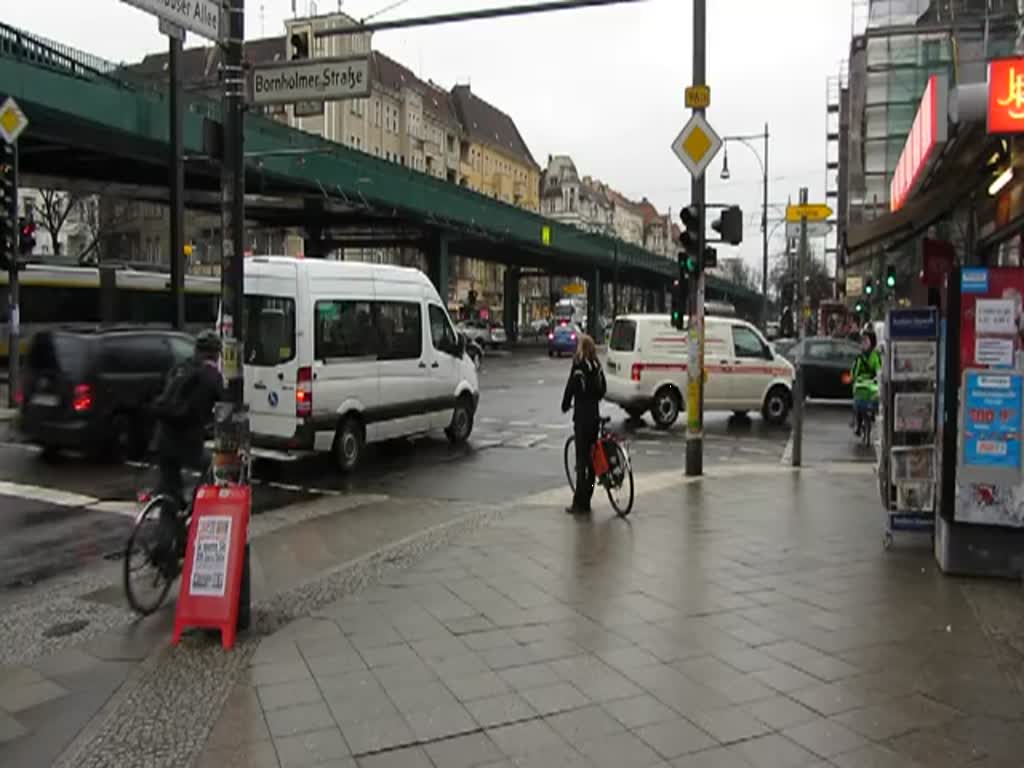 Rechtsabbieger und Radweg - eine gefhrliche Kombination. Fr Radfahrer ist die Berliner Kreuzung Schnhauser Allee / Bornholmer Strae  trotz  (oder gerade wegen) der Radwege ein Unfallschwerpunkt. Hier ists gerade nochmal gut gegangen. 23.2.2012