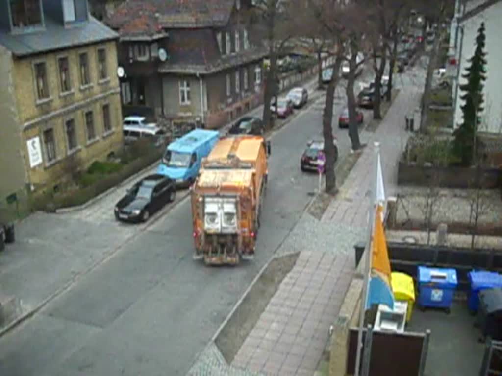 Scania Müllauto un Iveco Kühllaster in Babelsberg am 14.03.2012