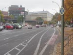 Radwege und Rechtsabbieger, Holzmarktstrae Berlin: Obwohl ein Groteil der tdlich verunglckten Radfahrer unter abbiegenden Lkw gelandet ist - trotz Radweg und grner Ampel - sind Versuche wie in