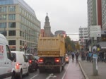 Rechtsabbiegender Lkw und Radfahrer auf einem Fahrradstreifen an der Spandauer Strae Ecke Karl-Liebknecht-Strae in Berlin.