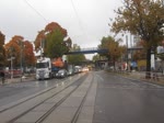 Treskowallee, Berlin Karlshorst: Unter der Bahnbrcke steht pro Fahrtrichtung nur eine Spur zur Verfgung.