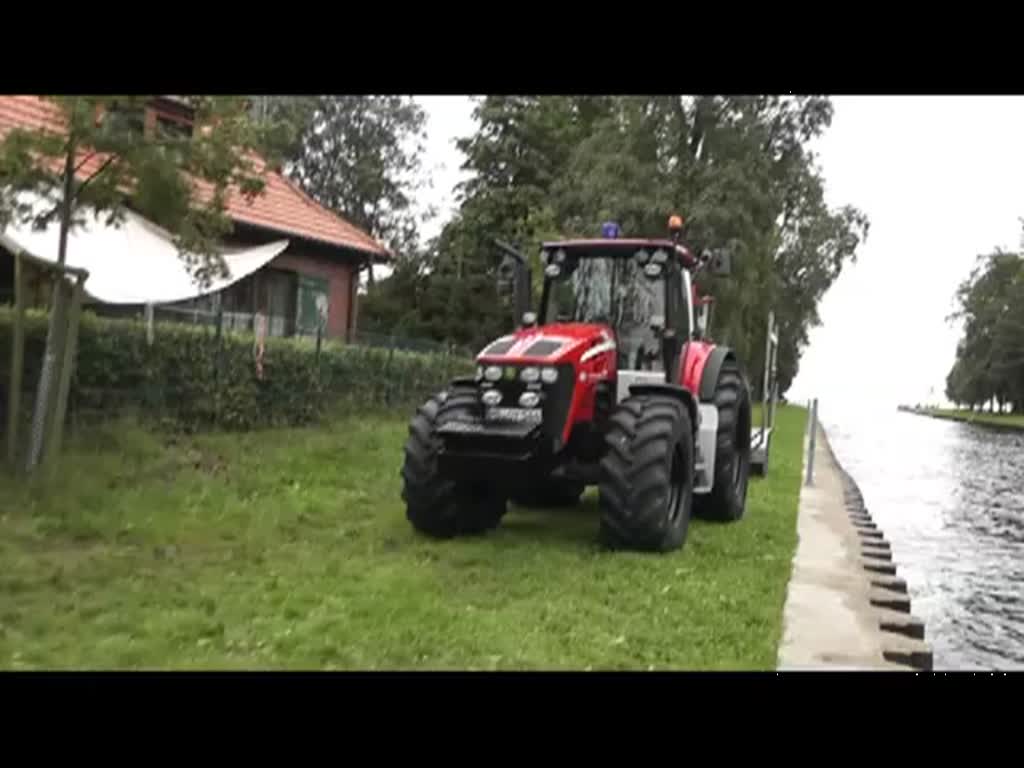 Traktor mit Bootstrailer der Zinnowitzer Seenotretter war am Tag der  offenen Tür  zu Gast in Ueckermünde. - 29.07.2012