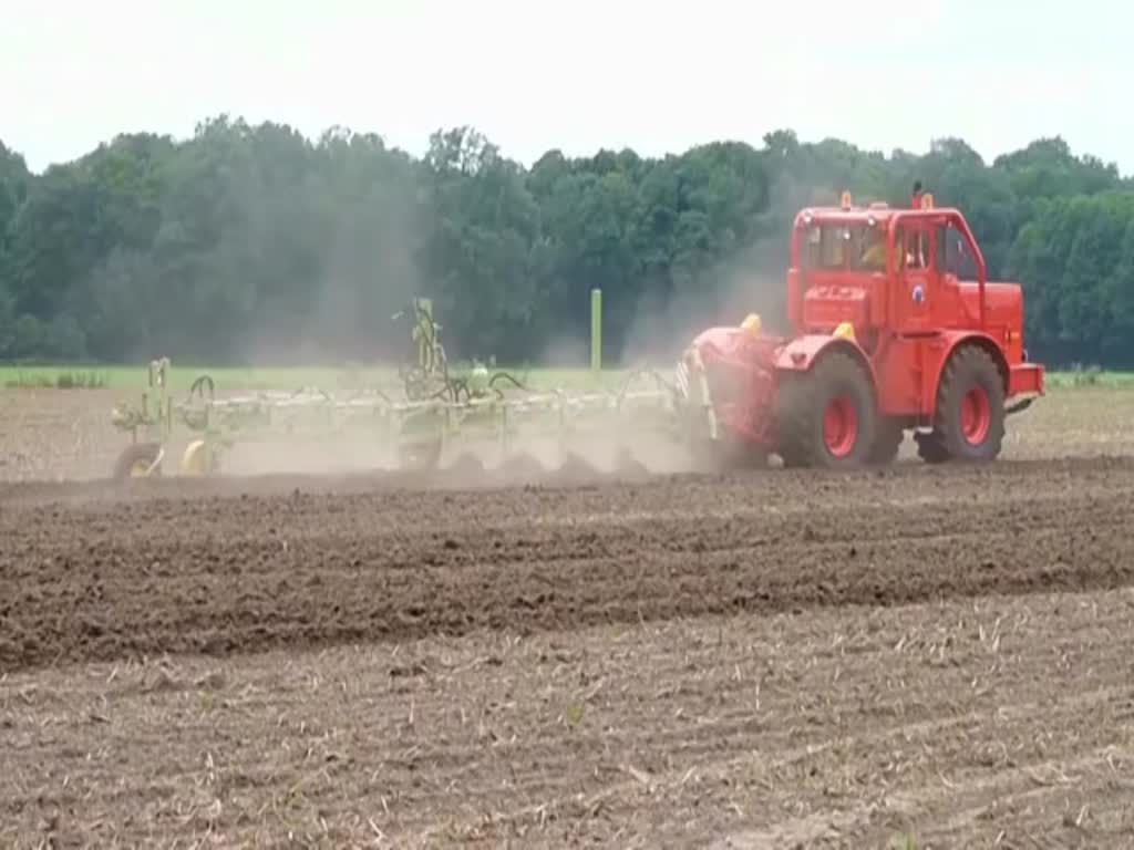 (Video 2 von 2. Teil 2.) Hier taucht man ein in die Welt der Veteranen der Scholle. Am 09./10. August 2014 trafen sich im MAFZ (Märkisches Ausstellungs- und Freizeitzentrum) in Paaren/Glien (Brandenburg) Fans alter Landmaschinen und bäuerlicher Bodenbearbeitung. Es wurde von der Halmernte über die Strohgewinnung bis zur Bodenbereitung die Arbeit des Landwirts demonstriert. Und wer es urig und gewaltig liebt: Hier dreht der Lanz Bulldog und der K700 A seine Runden. (Musik aus Soundmaker, MAGIX Video deluxe. Landkarte:OpenStreetMap Deutschland). Video:Paaren/Glien (Brandenburg), 09.08.2014 